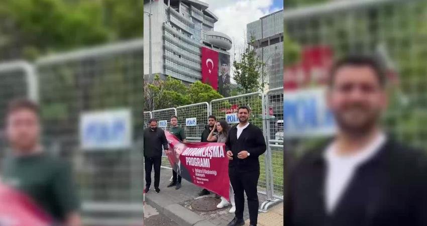 CHP Gençlik ve Kadın Kolları, CHP Genel Merkezi’nin girişine Özgür Özel’in bayramlaşma programının pankartını astı CHP Gençlik ve Kadın Kolları, CHP Genel Başkanı Özgür Özel’in