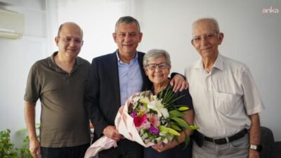 CHP Genel Başkanı Özgür Özel, Manisa’da annesi Şükran Özel’i ziyaret ederek