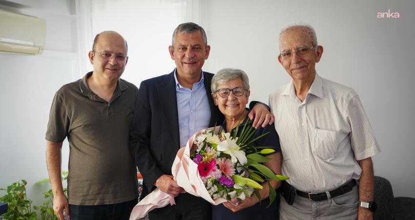 CHP Genel Başkanı Özgür Özel, Manisa’da annesi Şükran Özel’i ziyaret ederek