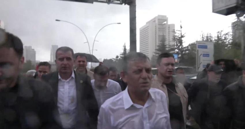 CHP Genel Başkanı Özgür Özel, polisin biber gazlı müdahalesinin ardından,