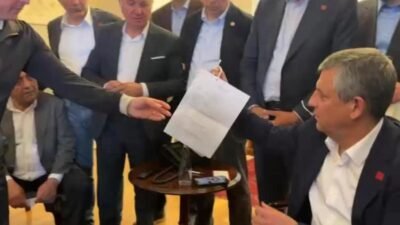CHP Genel Başkanı Özgür Özel, makam odasında kendisine ulaştırılan, Genel