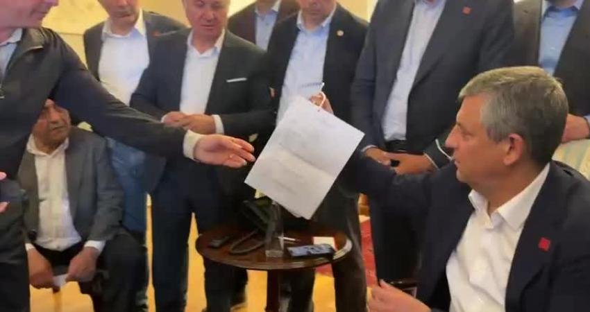 CHP Genel Başkanı Özgür Özel, makam odasında kendisine ulaştırılan, Genel