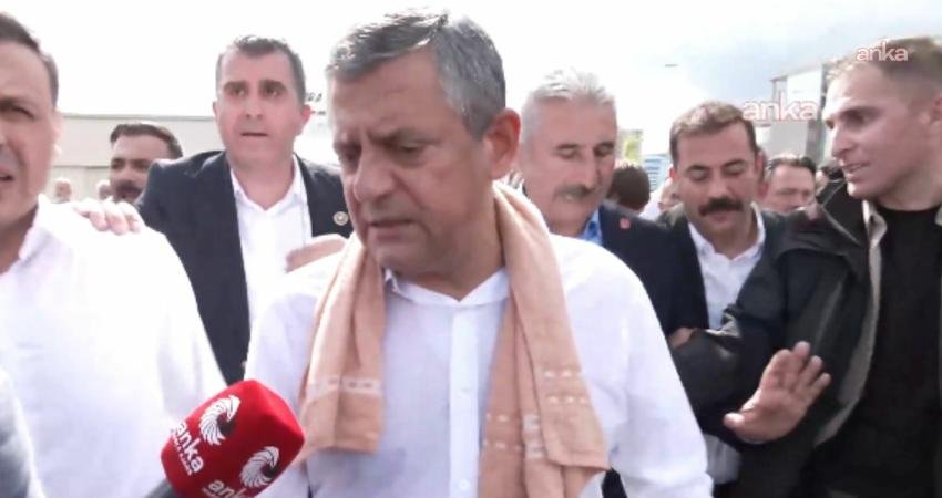  CHP Genel Merkez binasına, otopark girişindeki zincirleri, ardından da demir