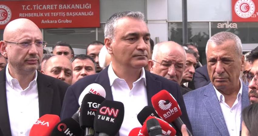 CHP Genel Merkezi’nde gerginlik… Müslim Sarı: “Diyaloğa ve konuşmaya açığız ama arkadaşlarımız telefonlarına cevap vermiyor” Eski CHP İstanbul Milletvekili Müslim Sarı, Genel Merkez'e gelmek istediklerini
