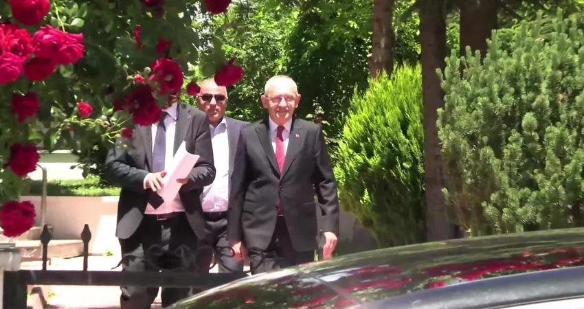 CHP Genel Merkezi’nde “Halkla Bayramlaşma” programı… Kemal Kılıçdaroğlu, Genel Merkez’e geldi İstinaf kararıyla tedbiren CHP Genel Başkanı olarak görevlendirilen Kemal Kılıçdaroğlu,