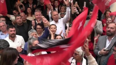 CHP İzmir İl Başkanlığı, CHP Genel Merkezi'nin polis müdahalesiyle boşaltılmasını