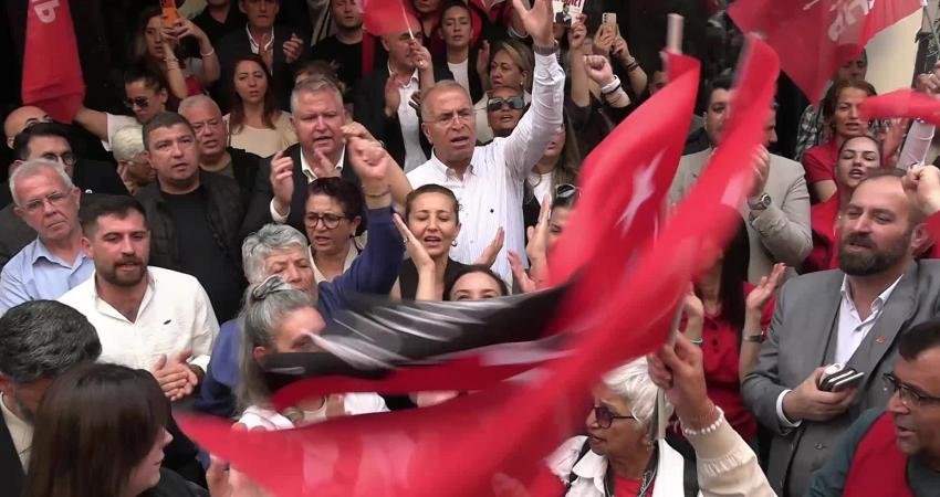 CHP Genel Merkezi’ne polis müdahalesi İzmir’de protesto edildi: Tebligatları yırtıp atıyoruz CHP İzmir İl Başkanlığı, CHP Genel Merkezi'nin polis müdahalesiyle boşaltılmasını
