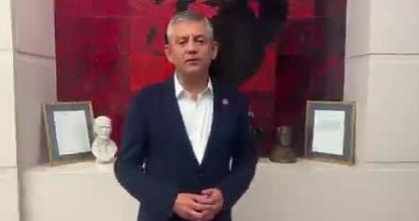 CHP Genel Merkezine polis müdahalesi… Özgür Özel: “CHP Genel Merkezi saldırı altında, buradan çıkmayacağız” CHP Genel Başkanı Özgür Özel, parti Genel Merkezi’ne polis müdahalesiyle