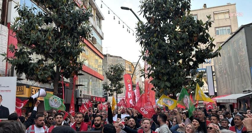 CHP Genel Merkezi’nin polis müdahalesi ile tahliyesine karşı yürüyüş… Nuri Aslan: “Derhal 45 gün içinde kurultaya gidilmelidir” CHP Genel Merkezi’nin polis müdahalesiyle tahliye edilmesine karşı Bahçelievler’de yürüyüş
