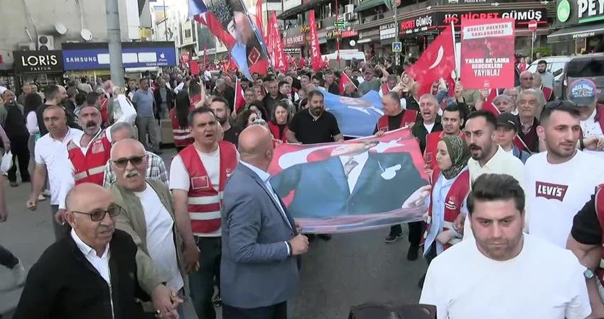 CHP Genel Merkezi’nin polis zoruyla tahliyesi Çekmeköy’de protesto edildi: Baba ocağına kolluk güçlerini davet edenleri, partimizin üyelerini gaza boğanları asla affetmeyeceğiz CHP Genel Merkezi'nin polis zoruyla tahliyesi bu akşam da İstanbul'da