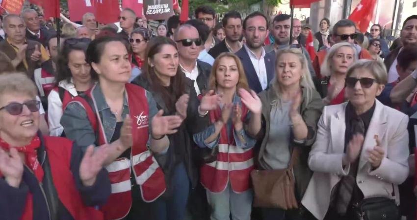 CHP Genel Merkezi’nin polis zoruyla tahliyesi İstanbul’da protesto edildi: Saray fermanlarını sokaklarda yırtıp atacağız CHP Genel Merkezi'nin polisin biber gazlı müdahalesiyle tahliyesi İstanbul'da üç