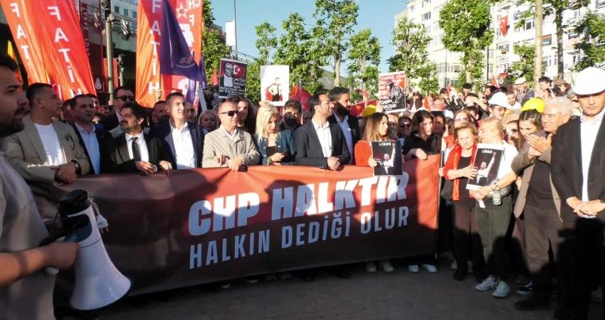 CHP Genel Merkezi’nin polis zoruyla tahliyesi Şişli’de protesto edildi: Saraya kapıkulu olanları asla unutmayacağız CHP Genel Merkezi'nin polisin biber gazlı müdahalesiyle tahliye edilmesi Mecidiyeköy