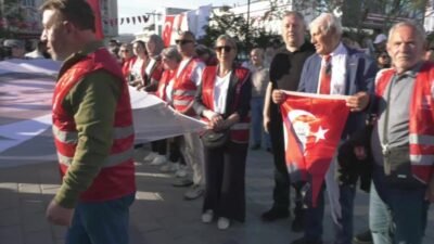 CHP Genel Merkezi’nin polis zoruyla tahliye edilmesine karşı Esenyurt’ta yürüyüş