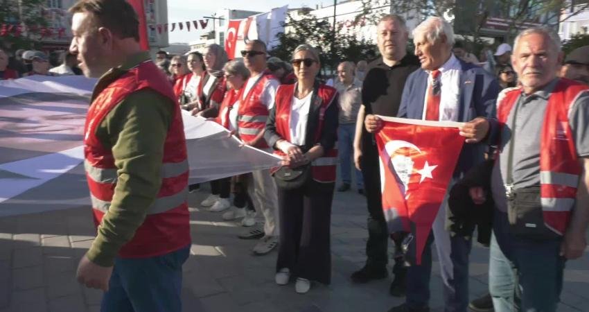 CHP Genel Merkezi’nin polis zoruyla tahliyesine karşı Esenyurt’ta yürüyüş… Ahmet Özer: “Demokrasi saldırısıyla karşı karşıya kaldık” CHP Genel Merkezi’nin polis zoruyla tahliye edilmesine karşı Esenyurt’ta yürüyüş
