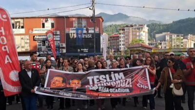 CHP hakkındaki “mutlak butlan” kararı Hopa’da protesto edildi CHP'nin 38. Olağan Genel Kurulu'na ilişkin "mutlak butlan" kararı Hopa'da