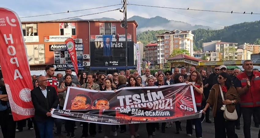 CHP hakkındaki “mutlak butlan” kararı Hopa’da protesto edildi CHP'nin 38. Olağan Genel Kurulu'na ilişkin "mutlak butlan" kararı Hopa'da