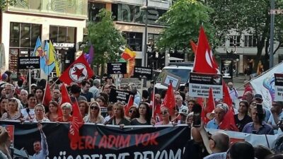 CHP Hamburg Birliği’nden “Mutlak Butlan” ve Polis Müdahalesi Protestosu Almanya'nın Hamburg kentinde düzenlenen mitingde, CHP’ye yönelik polis müdahalesi ve