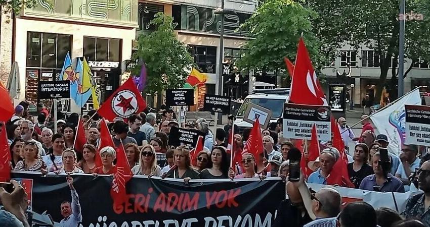 CHP Hamburg Birliği’nden “Mutlak Butlan” ve Polis Müdahalesi Protestosu Almanya'nın Hamburg kentinde düzenlenen mitingde, CHP’ye yönelik polis müdahalesi ve