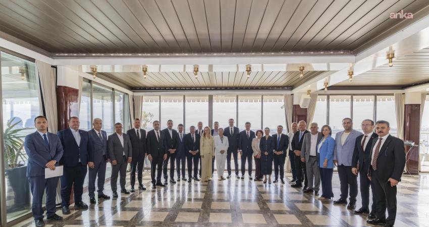 CHP İzmir İl Başkanı Güç: Halkımız kötü ve başarısız iktidardan bıktı usandı, erken seçim istiyor Cumhuriyet Halk Partisi İzmir İl Başkanlığı’nın belediye başkanları koordinasyon toplantısında