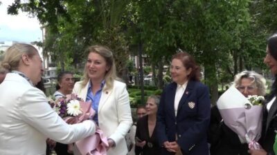 CHP Kadın Kolları Genel Başkanı Asu Kaya, Kuşadası’nda partililer ve