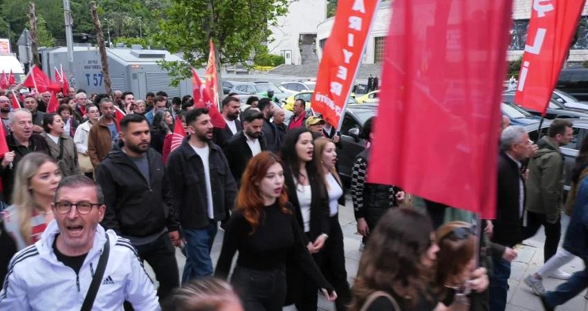 CHP Kurultay’ın iptal kararını Dolmabahçe’de toplanan CHP Şişli, Beyoğlu, Sarıyer