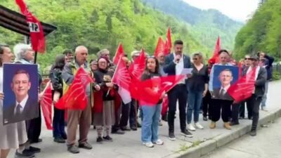  CHP'nin 38. Olağan Kurultayı'nın iptal edilmesi Rize'nin Çamlıhemşin ilçesinde protesto