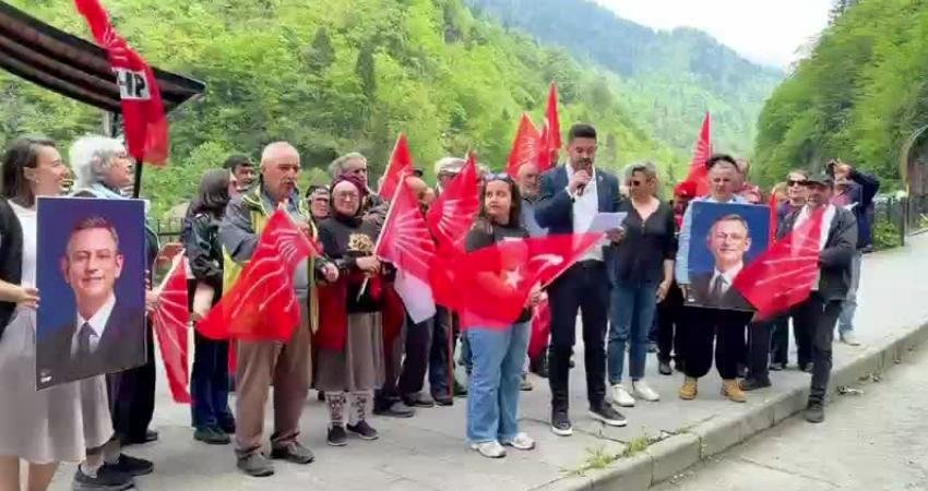 CHP Kurultayı’na iptal kararı Çamlıhemşin’de protesto edildi CHP'nin 38. Olağan Kurultayı'nın iptal edilmesi Rize'nin Çamlıhemşin ilçesinde protesto