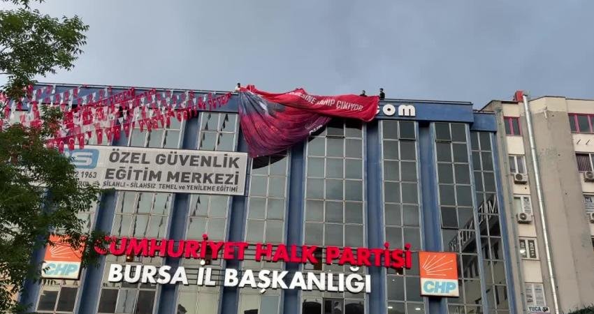 CHP Kurultayı’na iptal kararı… CHP Bursa İl Başkanlığı binasına Özgür Özel posteri asıldı CHP'nin 38. Olağan Kurultayı'nın iptaline ilişkin mahkeme kararının ardından partinin