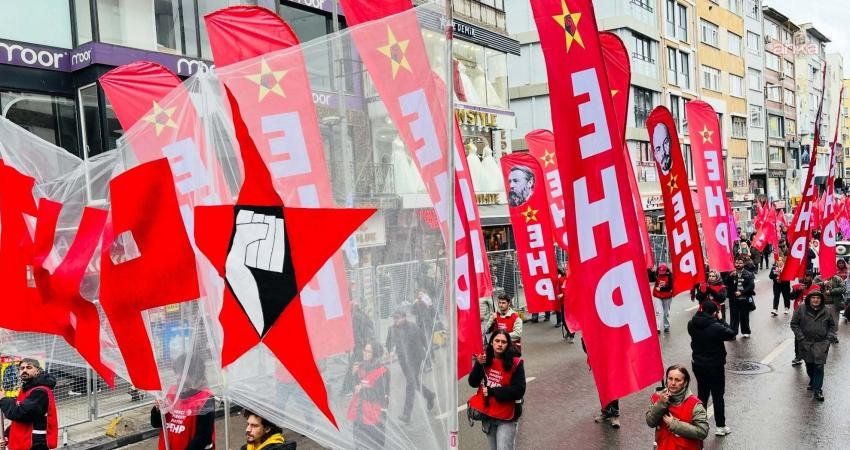 CHP Kurultayı’na iptal kararı… Emekçi Hareket Partisi: “Bütün bu hukuksuzluklara ve faşizme karşı tüm halkımızla yan yana, omuz omuza direneceğiz” Emekçi Hareket Partisi, CHP'nin 38. Olağan Kurultayı'nın iptali kararıyla ilgili,