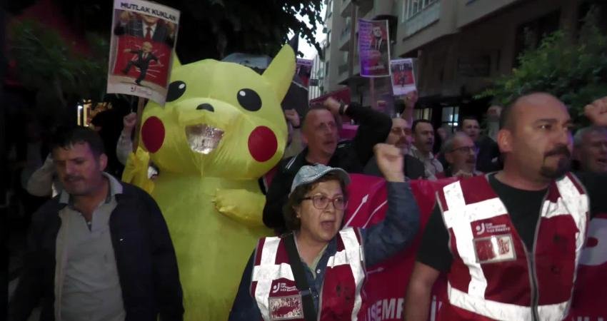 CHP’nin 38. Olağan Kurultayı’nın iptaline ilişkin kararın ikinci gününde Manisa’da