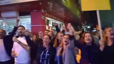 CHP Osmaniye İl Başkanlığı binası önünde toplanan partililer ve vatandaşlar,