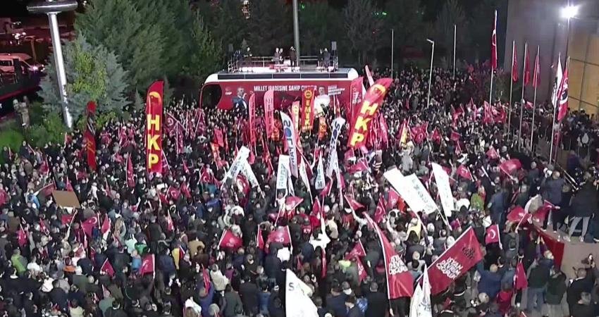 CHP Kurultayı’na iptal kararı… Özgür Özel: CHP’yi kimin yöneteceğine CHP’liler karar verene kadar bu binadayım, hiçbir yere gitmiyorum CHP Genel Başkanı Özgür Özel, "Türkiye’ye ve dünyaya ilan ediyorum