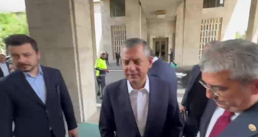 CHP lideri Özel: Grup başkanvekilleri ve MYK üyeleriyle bundan sonraki süreci değerlendireceğiz CHP Lideri Özgür Özel, TBMM'ye gelişinde yaptığı açıklamada, DEM Parti