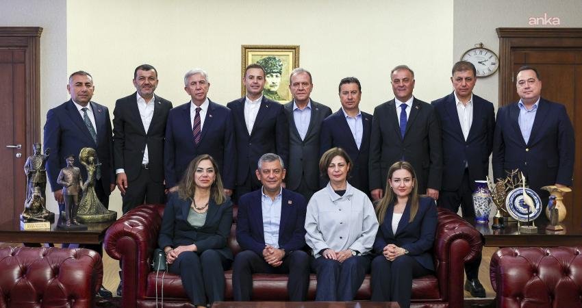 CHP’li Büyükşehir Belediye Başkanları’ndan ortak açıklama: “Partimizin seçilmiş Genel Başkanı Sayın Özgür Özel’in ve parti yönetimimizin yanındayız” CHP'li Büyükşehir Belediye Başkanları tarafından yayımlanan ortak açıklamada, "'Mutlak butlan'