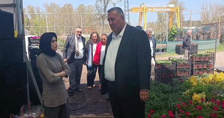 CHP Niğde Milletvekili Ömer Fethi Gürer, Anneler Günü öncesinde süs