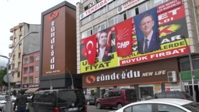CHP Rize Milletvekili Tahsin Ocaklı, CHP Rize İl Başkanlığı'nda partililerle