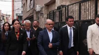 CHP’nin 4 Mayıs’ta başlattığı saha çalışmaları kapsamında İzmir’in Bayraklı ilçesinde