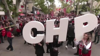CHP Gençlik Kolları’nın çağrısıyla binlerce genç, "Atamızın huzuruna yürüyoruz" sloganıyla