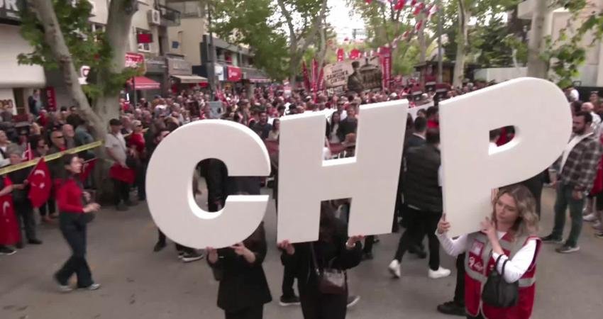 CHP Gençlik Kolları’nın çağrısıyla binlerce genç, "Atamızın huzuruna yürüyoruz" sloganıyla