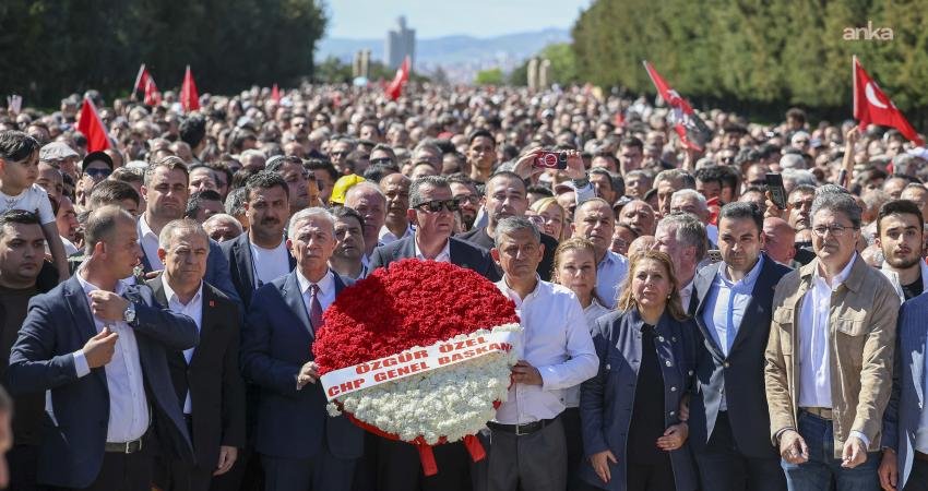 Dünya basını Özgür Özel’in bayramlaşma programına katılan büyük kalabalıkları muhalefetin