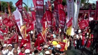 CHP'nin, Balıkesir'de düzenlediği "Millet İradesine Sahip Çıkıyor" mitinginde konuşan Büyükşehir