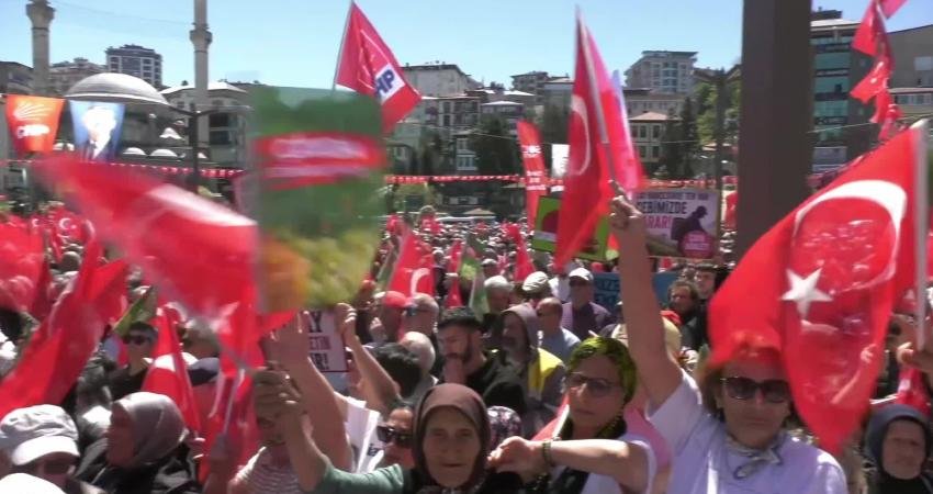 CHP’nin "Millet İradesine Sahip Çıkıyor" mitinglerinin 108’incisi Rize’de gerçekleştirildi. Çay