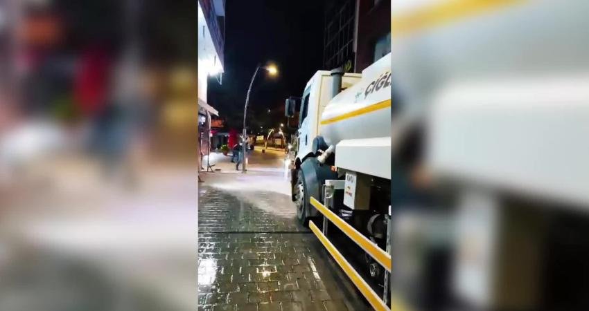 Çiğli’de bayram temizliği geç saatlere kadar sürdü Çiğli Belediyesi Temizlik İşleri Müdürlüğü ekipleri, vatandaşların bayramı hijyenik ve