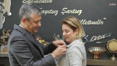 CHP Genel Başkanı Özgür Özel'in parti rozetini taktığı Mısra Öz,
