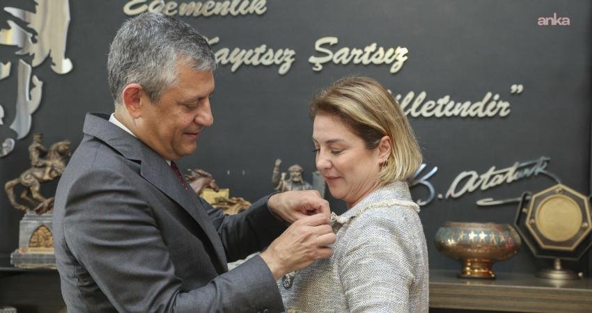 CHP Genel Başkanı Özgür Özel'in parti rozetini taktığı Mısra Öz,