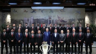 Cumhurbaşkanı Recep Tayyip Erdoğan, Süper Ligi şampiyon olarak tamamlayan Galatasaray