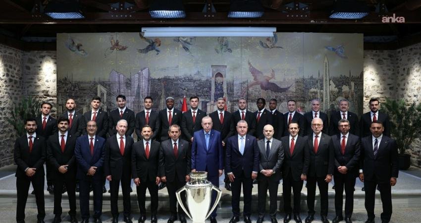 Cumhurbaşkanı Recep Tayyip Erdoğan, Süper Ligi şampiyon olarak tamamlayan Galatasaray