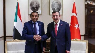 Cumhurbaşkanı Yardımcısı Cevdet Yılmaz, Sudan Başbakanı Kamil İdris ile Cumhurbaşkanlığı
