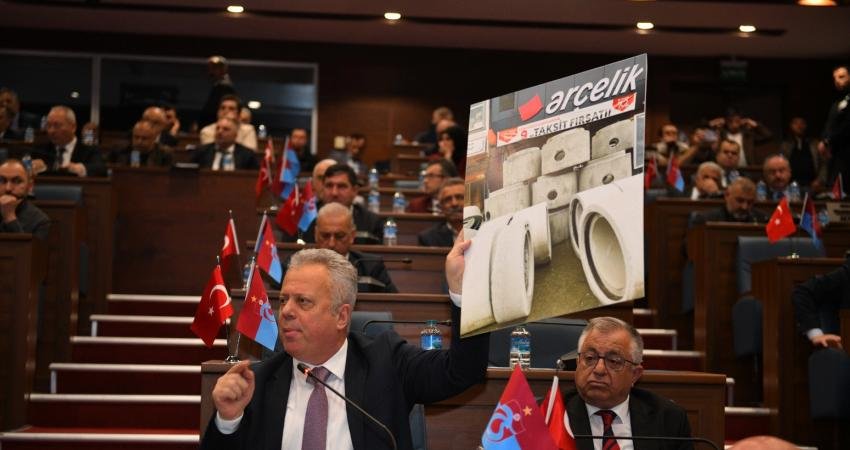 TİSKİ Genel Kurul Toplantısı’nda konuşan Trabzon Büyükşehir Belediye Meclisi CHP