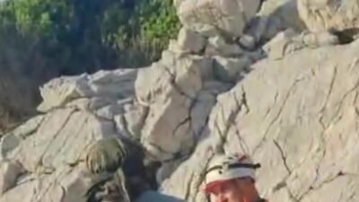 Muğla’nın Datça ilçesinde Karya Yolu mevkiindeki kayalıklarda mahsur kalan iki